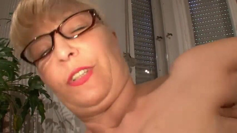 Mature Climax - 100% Mature Videos: Spex, femme mature, se fait baiser par une bite bien...