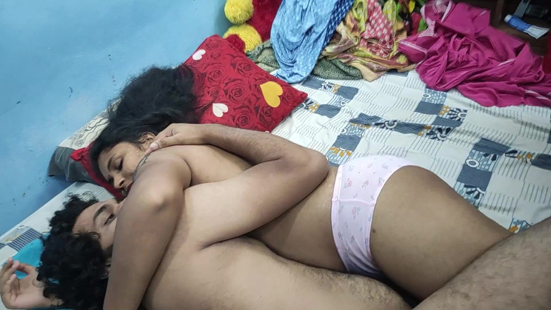 Vaishnavysharunraj: Nattlig borttagning och het romantik med bröst press