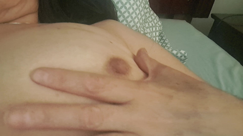 Mommy big hairy pussy: Milf en bragas poniendo sus dedos en su sucio coño