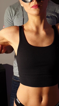 Atletik genç biceps flex ve ibadet