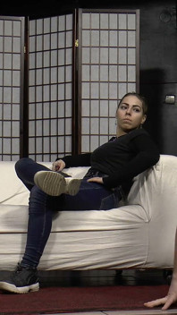 La Señora Sydney Limpia Sus Botas Y Fuma