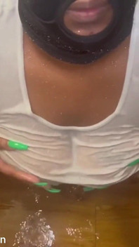 Mio marito piscia su tutte le mie grandi tette