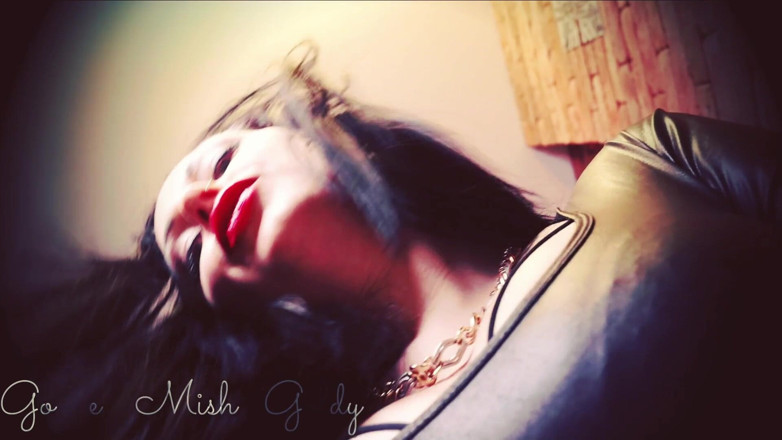 Goddess Misha Goldy: अपने बड़े लाल होठों पर अपनी लत बढ़ाएं! मुझे पता है कि तुम मेरे हॉट मुंह से वासना में हो!