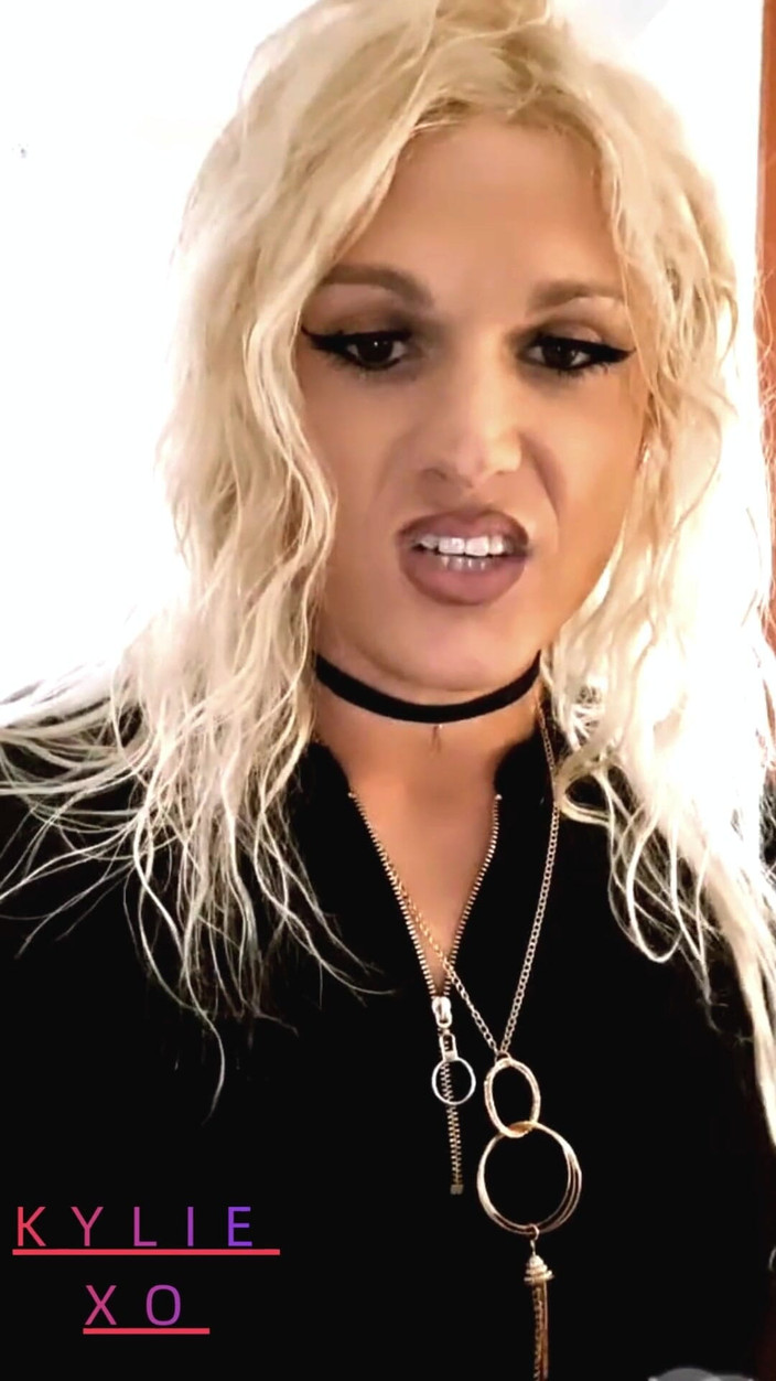 Darkfetish2k: Elle fume en attendant ta bite