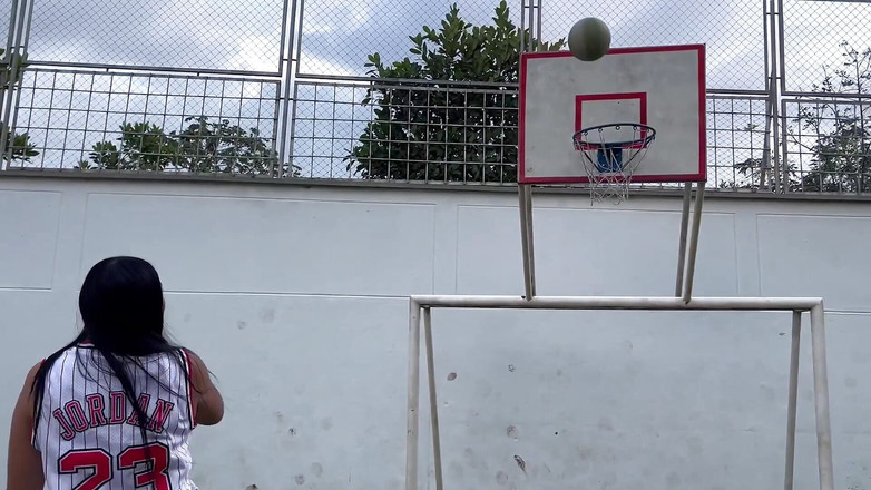 MelaniRincon: バスケットボールをして賭けに負けると、彼らは私を激しくファックします