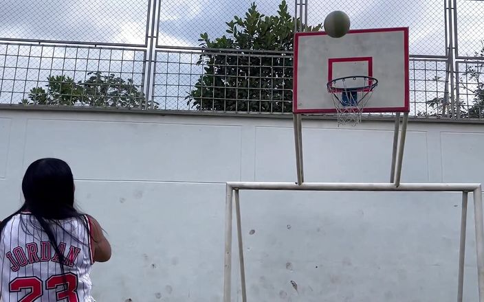 MelaniRincon: Pierdo una apuesta jugando baloncesto y me follan duro
