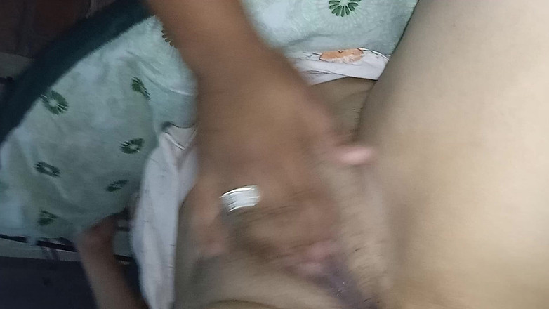 Eatrella j: सौतेली भतीजी की पजामा में चुदाई और उँगली की गई