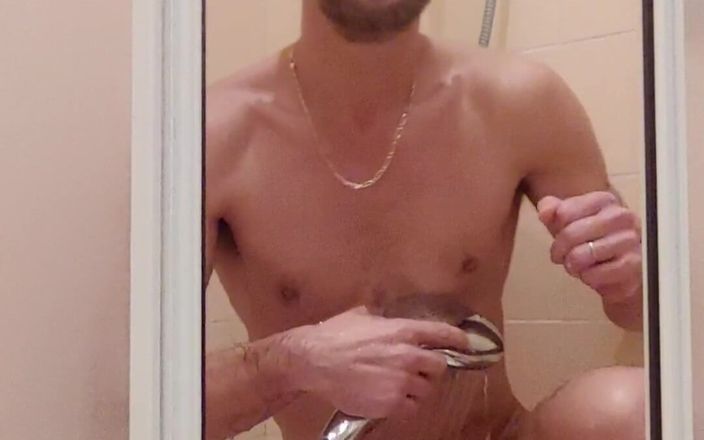 Boy jerking off: Řekni mi, mohl bys se se mnou osprchovat?
