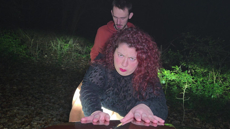 abricot sucree: 夜の森でセックスされる小さな女