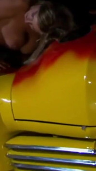Si cantik yang menakjubkan dikongkek di dalam kereta