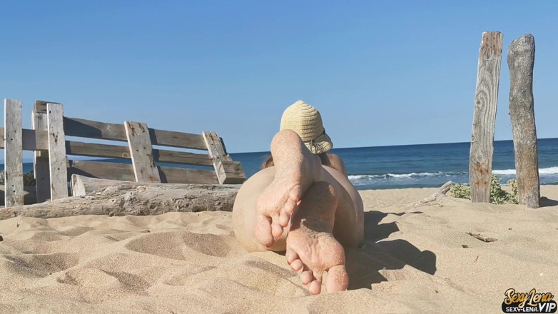 Goddess Lena: Bogel di pantai