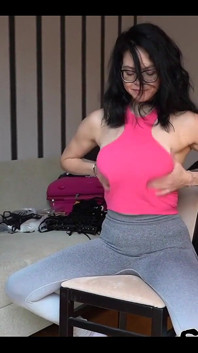 Mañana de ejercicio físico rebotando tetas y empujando a la ventana de vidrio mis tetas y pezones video 12:02