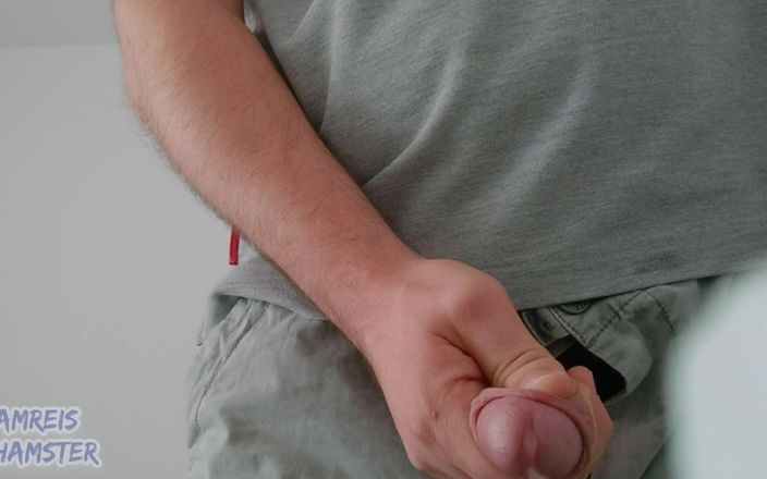 Amreis: Masturbatie - voor klaarkomen en sperma. Orgasme in korte broek op...