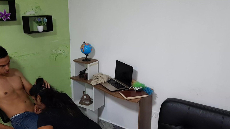 Aly: Minha madrasta chupa meu pau quando ela está limpando o...