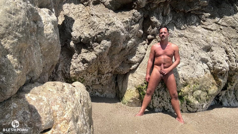bleshporn: Tim Blesh mengunjungi pantai sitges untuk pertama kalinya
