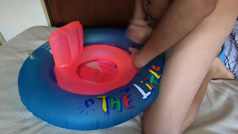 Inflatable Lovers: Gioca con l'anello da bagno gonfiabile