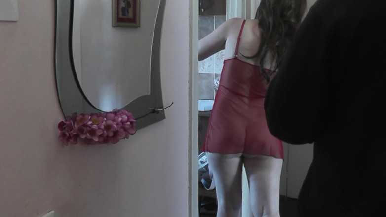 XXX-Platinum: Une belle MILF en peignoir transparent sans culotte ouvre la...