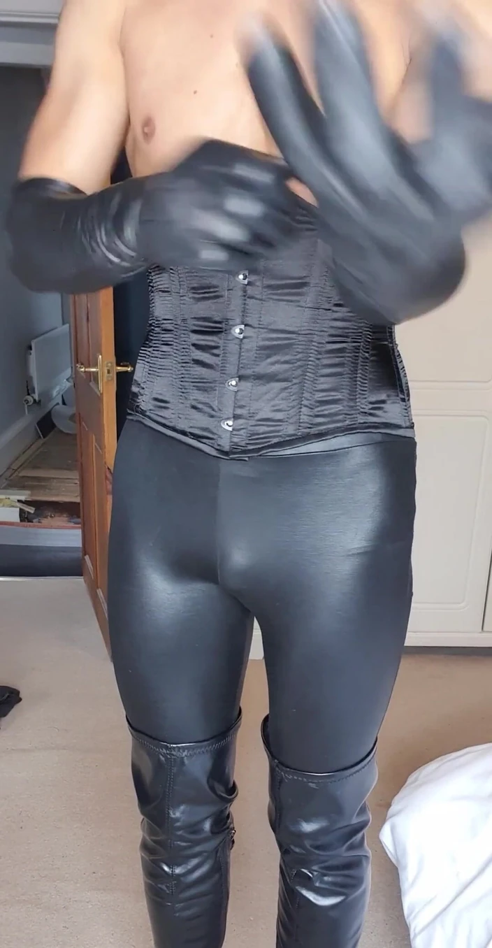 JessicaXD: У тебя шаловливый фетиш в перчатках? Я определенно это делаю.