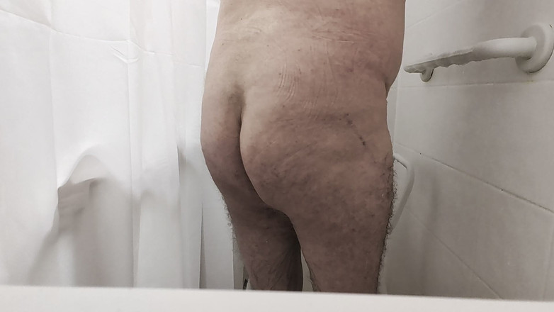 Cj43: Duş alırken vücudumu gösteriyorum