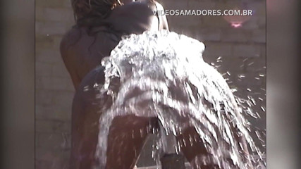 Amateurs videos: ブロンドの女の子はプールの噴水で自慰行為をし、後で使用するために非常にきれいな猫を残します