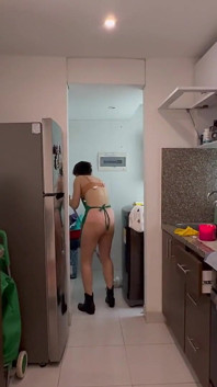 Můj šéf požaduje, abych dokončila své úkoly, a ona je sexy