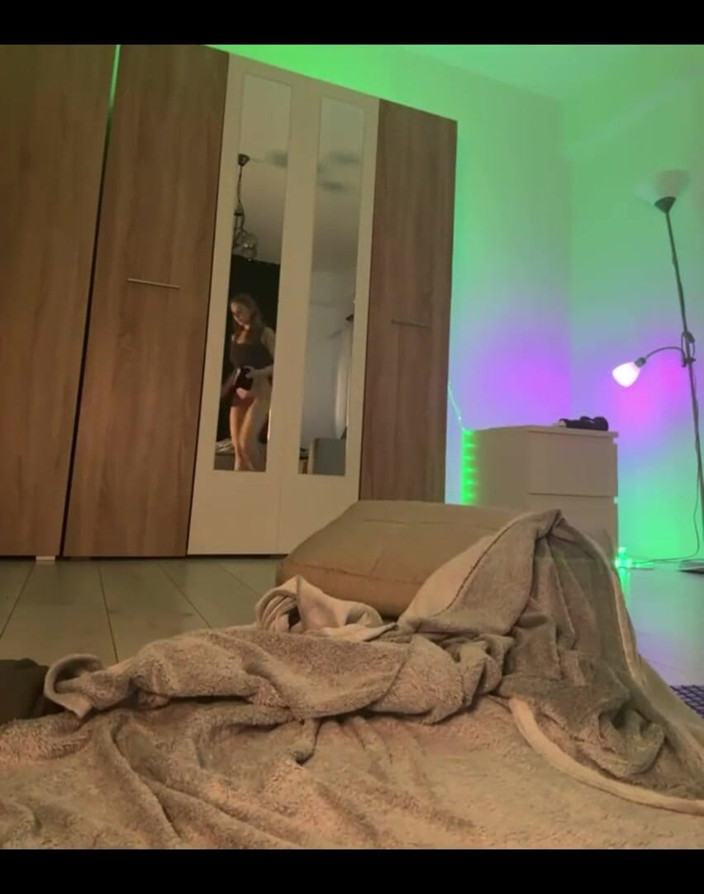 JuiceLussie: Mange ma chatte vierge savoureuse pendant que je la masturbe