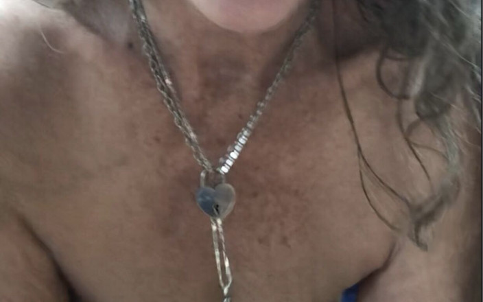 MaXXXimumMilf: Sexy zralá manželka kouří a polyká! Maxxximummilf