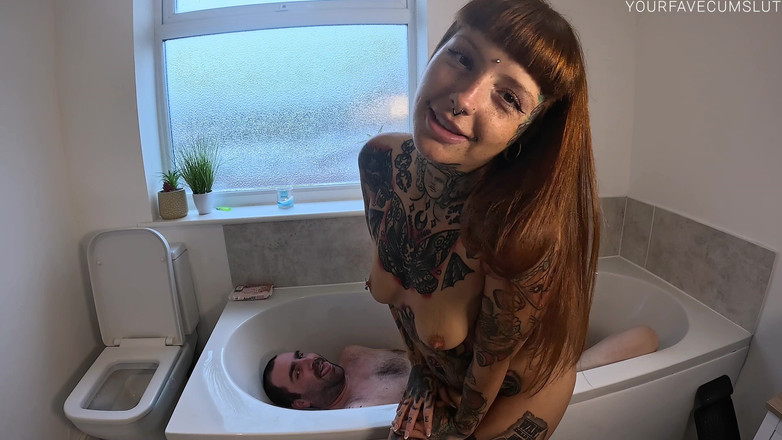 Yourfavecumslut: Нижняя в туалете