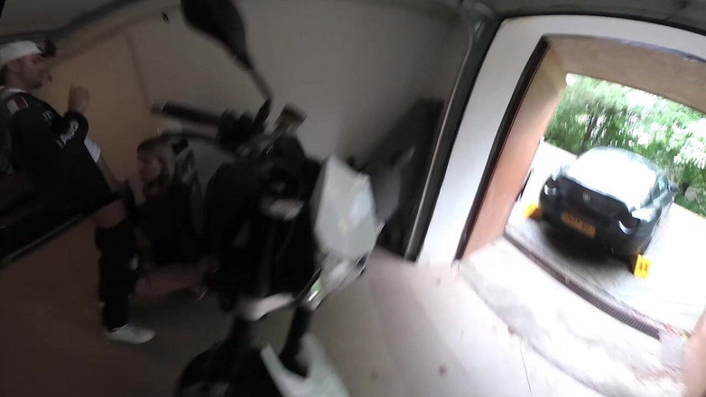 Ferrero anal experience: Giovane bionda scopata duramente in garage