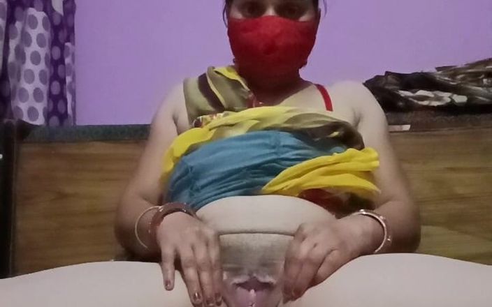 StepSiblingCaught: Hintli teyze seksi pembe amcığını parmaklıyor