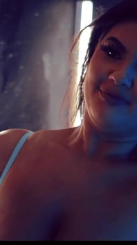 Tombul Amazon Buttercream stüdyoda dildoyla oynuyor