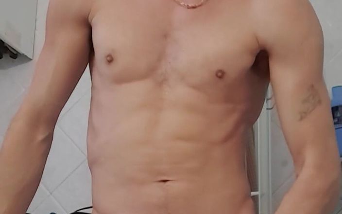 Boy jerking off: Приходь прийняти гарячий душ зі мною?