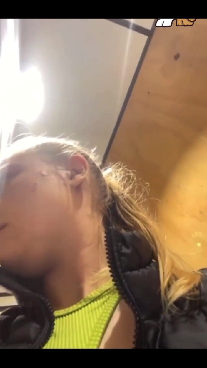 JuiceLussie: 在公共场合用振动器在阴户里散步