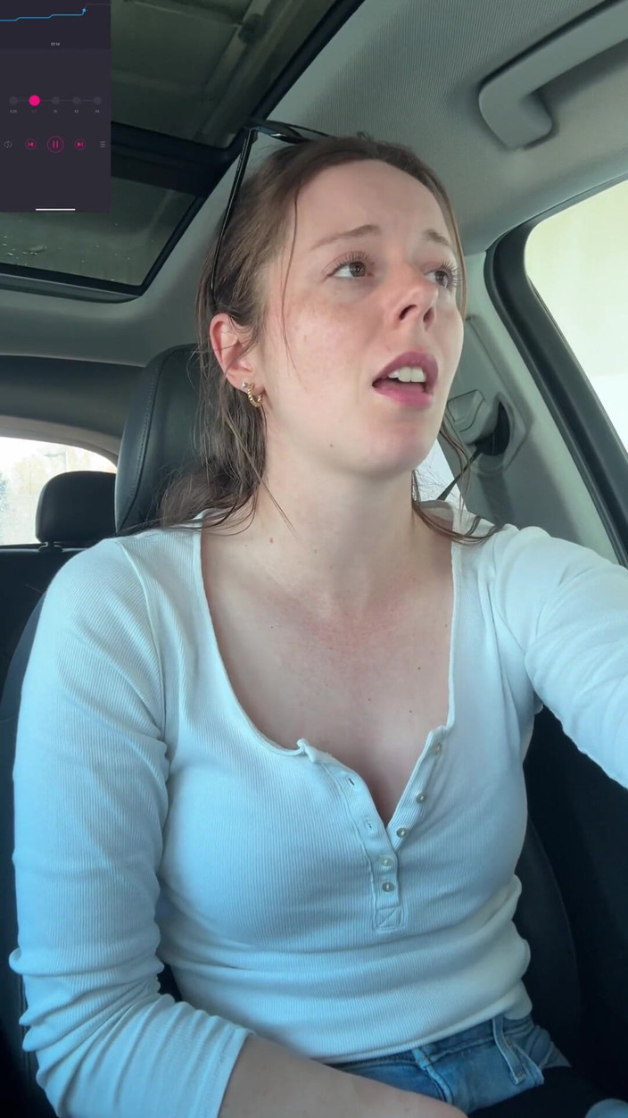 Nadia Foxx: Elle se fait salir au lave-auto