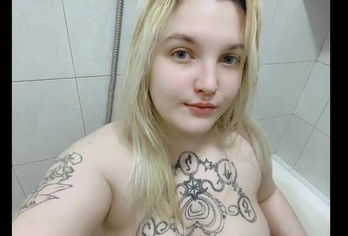 Yukionna: Rubia masturbarse en el baño