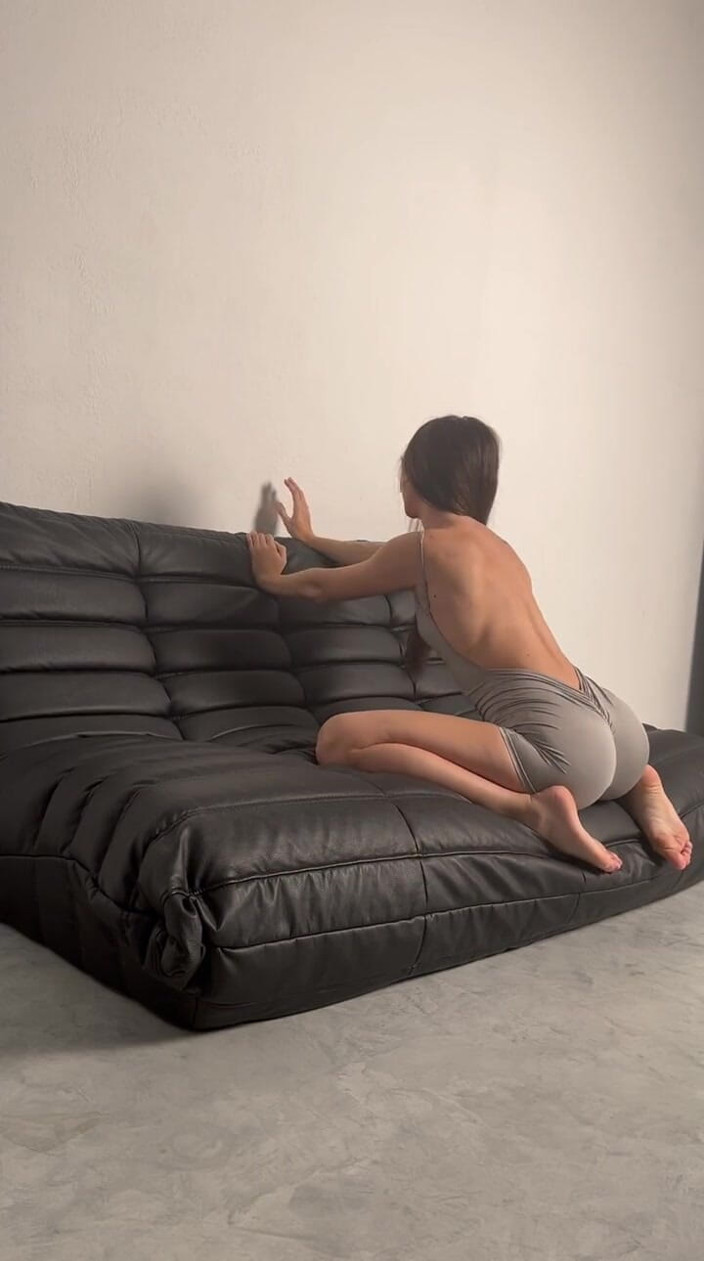 Skinny_lady69: Yoga di Rumah Di Sofa Dalam Pakaian Badan