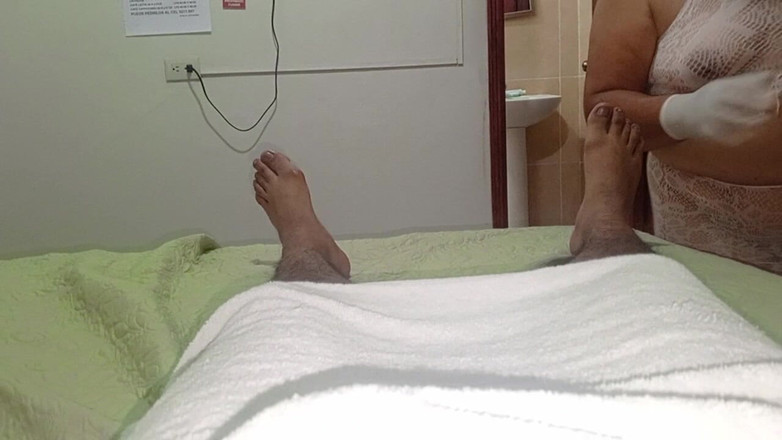 Milfta boohot: 成熟したマッサージ師が私のチンコを見て興奮し、手でしごい