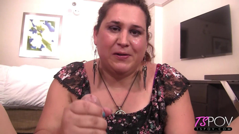 Pure TS and Becoming Femme: Gruesa linda Reyna no puede esperar para chupar tu polla
