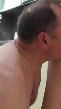 Blonde milf geniet terwijl haar slaaf haar kont likt