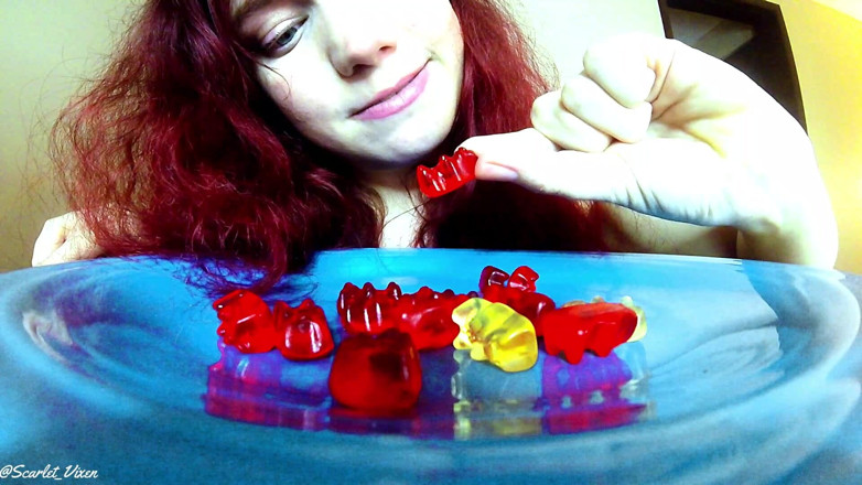 Scarlet Vixen: La gìgantessa divora degli uomini gommosi e te