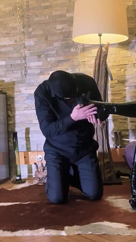 Hamba ludah lateks - taat dan telan seperti piggy kecil yang bagus