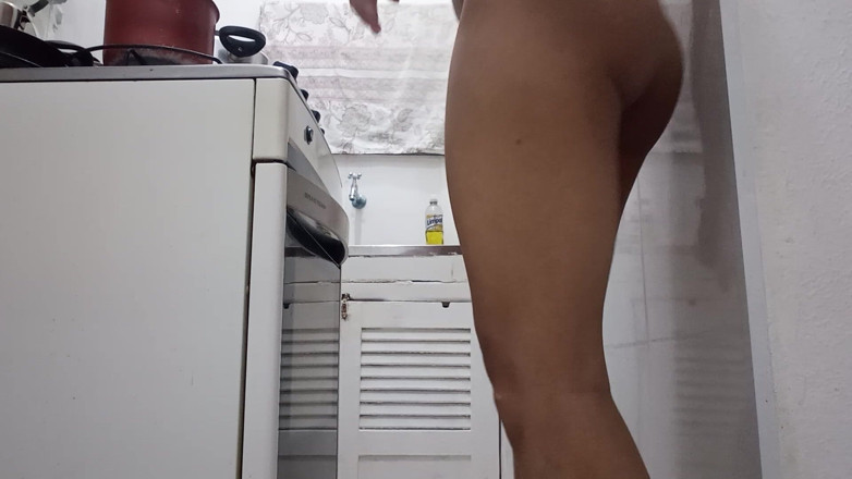 AngelMature: ล้างจานในห้องครัวแก้ผ้า