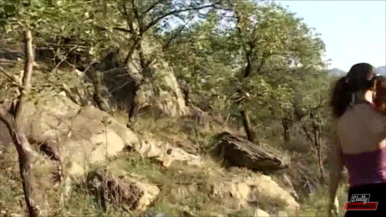 Vere Casalinghe Italia.: बड़े स्तनों वाली उत्तेजित काले बाल वाली आउटडोर हस्तमैथुन कर रही है
