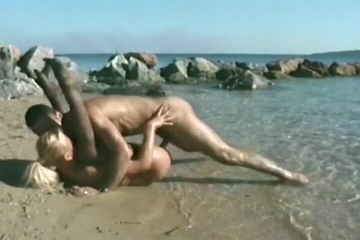 Videos Francaises: Pantat bahenol tante perancis ini dientot habis-habisan di pantai