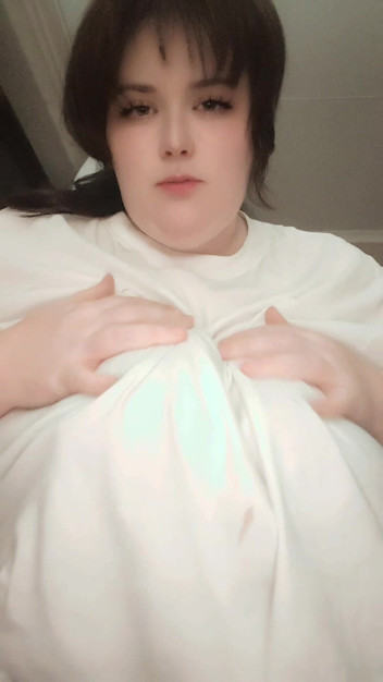 Aliceqii: विशालकाय सुन्दर गेमर लड़की अपनी मोटी चूत में हस्तमैथुन कर रही है