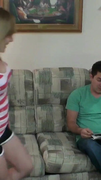 Meio-irmão em casa da faculdade seduzido por fumar meia-irmã