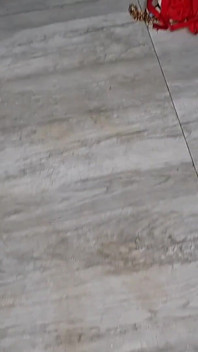 Natte kut vol behoeftige saus op 40 cm lange lul van 20 inch