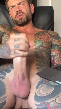 Juan Lucho se masturba assistindo pornô gay
