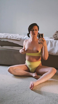 かわいいトランスの女の子があなたをからかい、オナニーする