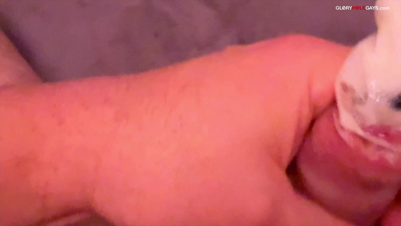 GLORYHOLEGAYS: Sa première fois au gloryhole et j’attrape tout